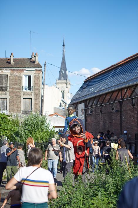 Festival Arts de rue des cités - Parade des Grandes Personnes, arrivée aux Laboratoires d'Aubervilliers © Charlène Yves