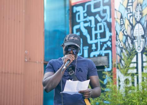 Festival Arts de rue des cités - Djoko, maître de cérémonie, Villa Mais d'Ici © Charlène Yves