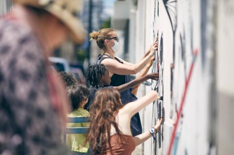 Festival Arts de rue des cités - atelier fresque participative, Les Poussières © Charlène Yves