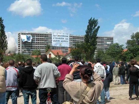 La Courneuve invents a new future for itself (2004). Demolition of a building