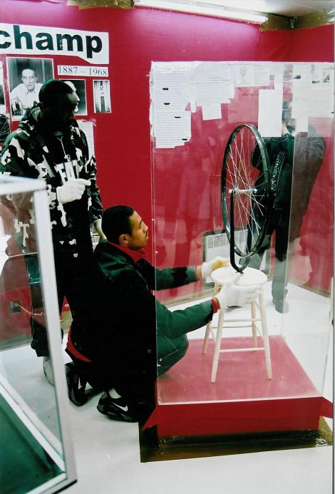 Montage de l'exposition Marcel Duchamp - 2/7